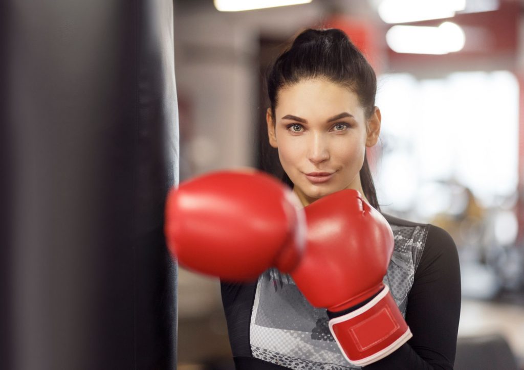 Chica haciendo una clase personal de boxeo